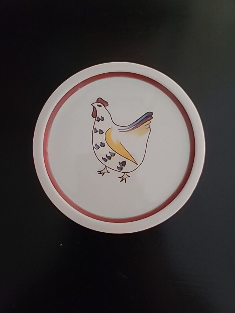 Read more about the article Arabia Finland Animal Kingdom Hand Painted Hen Plate Wall Plate Chicken 6 1/2”