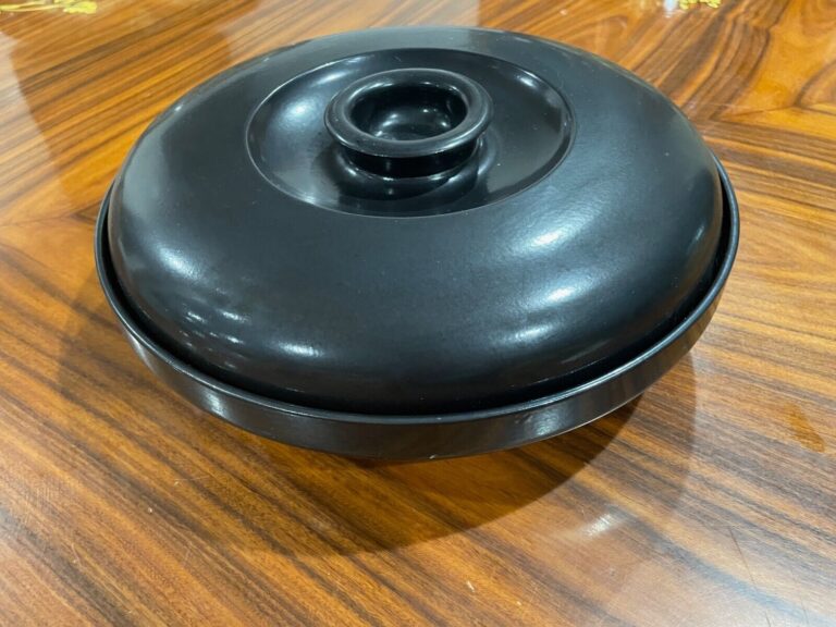 Read more about the article Vintage Arabia Finland Kokki Ceramic Stoneware Lidded Bowl 11″ Diameter Black