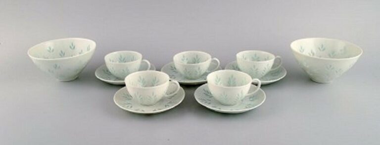 Read more about the article Freidl Holzer Kjellberg for Arabia. Five coffee cups with saucers and two bowls