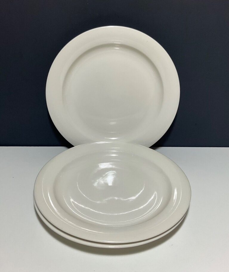 Read more about the article 3 Arabia “Arctica” Salad Lunch Plates White Finland Vintage Dishes