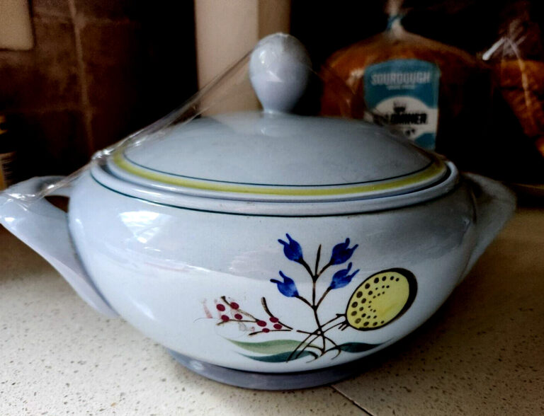 Read more about the article Arabia Finland Windflower Soup Tureen Covered Lid