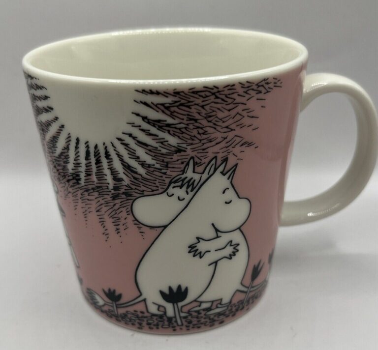 Read more about the article Arabia Finland Moomin Love Mug Cup Hippo Lovers Hug Pink