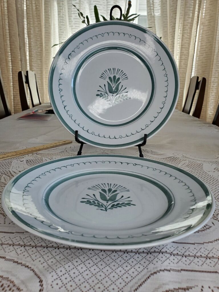 Read more about the article Arabia GREEN THISTLE Finland 2 Dinner Plates 10.25” Mid-Century Modern