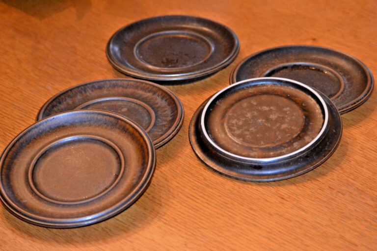 Read more about the article Arabia Finland Ruska Dessert Plates or Soup Saucer Brown Stoneware 6″ Set of 5