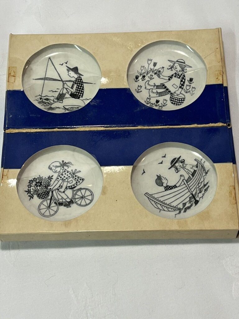 Read more about the article Vintage Arabia Of Finland Small Emilia Plates Complete Set Original Box