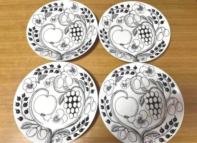 Read more about the article Arabia Paratiisi Black Plate 26cm 4 Set