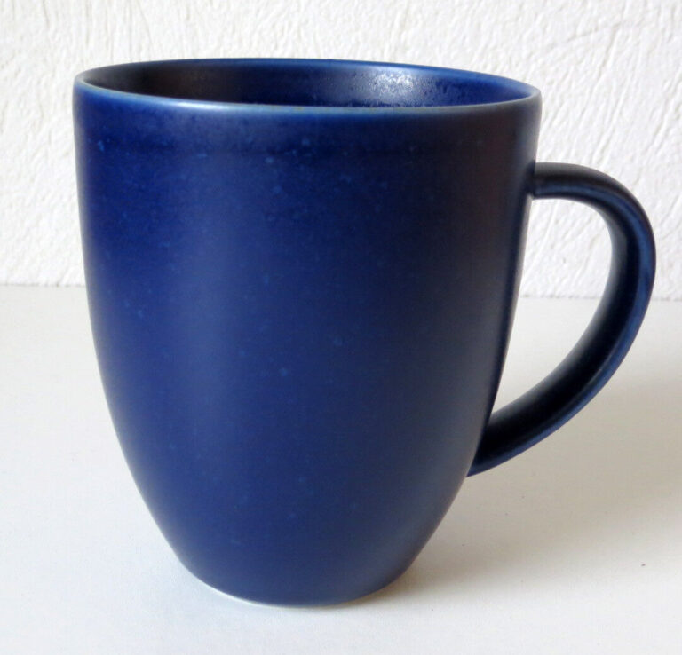 Read more about the article ARABIA OF FINLAND   24h Matte Blue Mug Design Heikki Orvola Excellent Condition