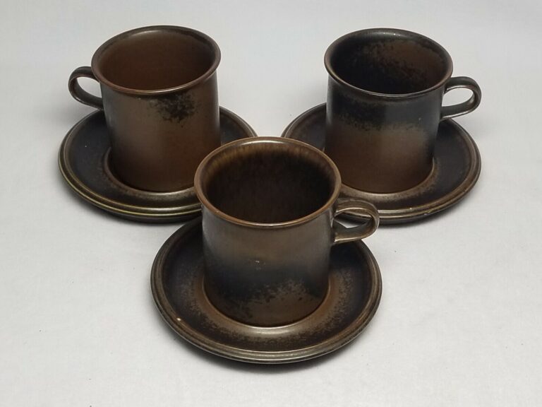 Read more about the article Set of 3 Arabia Ruska by Ulla Procope Coffee Cups and Saucers Mid-century Modern