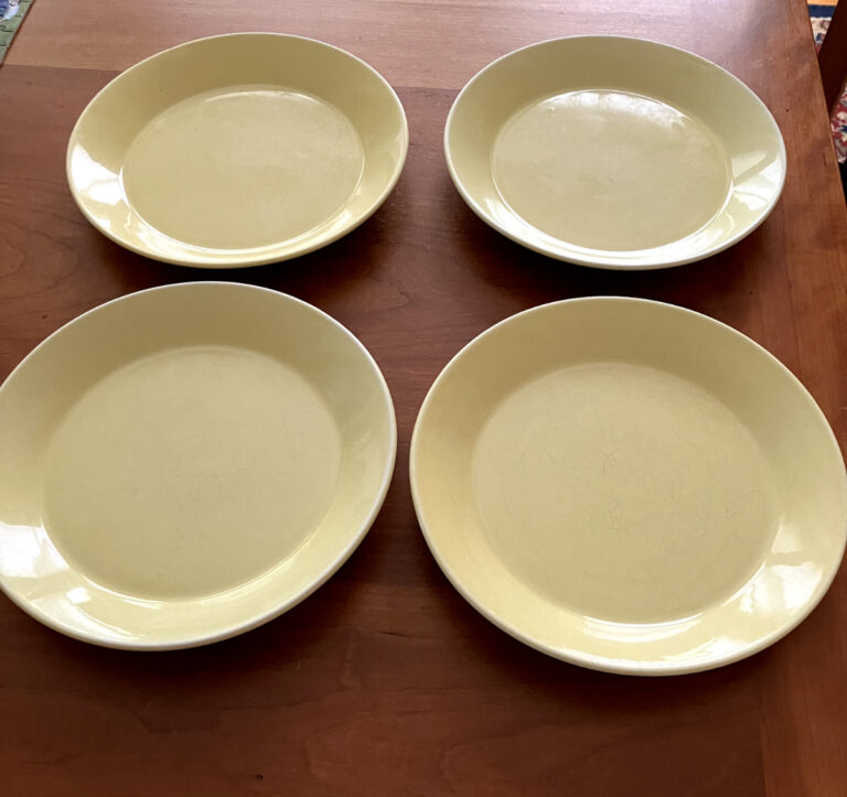 Read more about the article Arabia Finland Kilta Yellow 7 1/2″ Breakfast Plates Set of 4