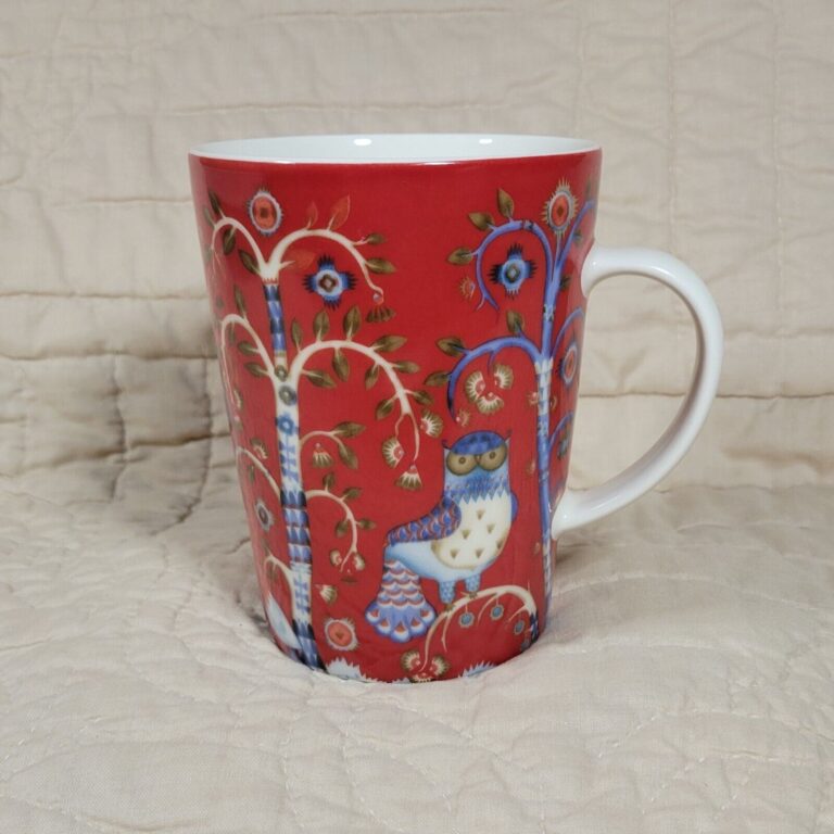 Read more about the article Iittala Red Coffee Mug Blue Owls Peacock Arabia Finland Taika Big Christmas