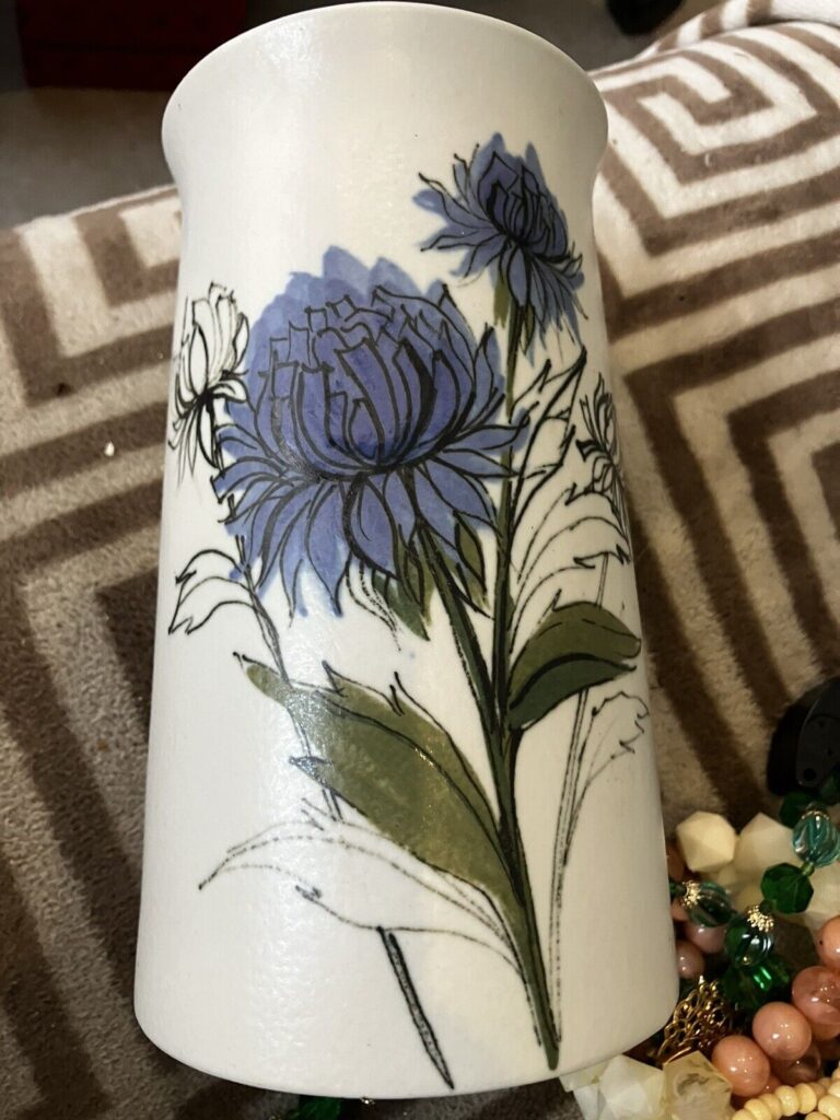 Read more about the article Vintage Arabia Finland Vase Hand Painted Hilkka-Liisa Ahola HLA DAHLIA