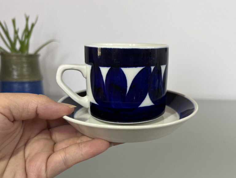 Read more about the article Arabia Sotka (bird named Bluebill) Coffee Cup Set by Raija Uosikkinen