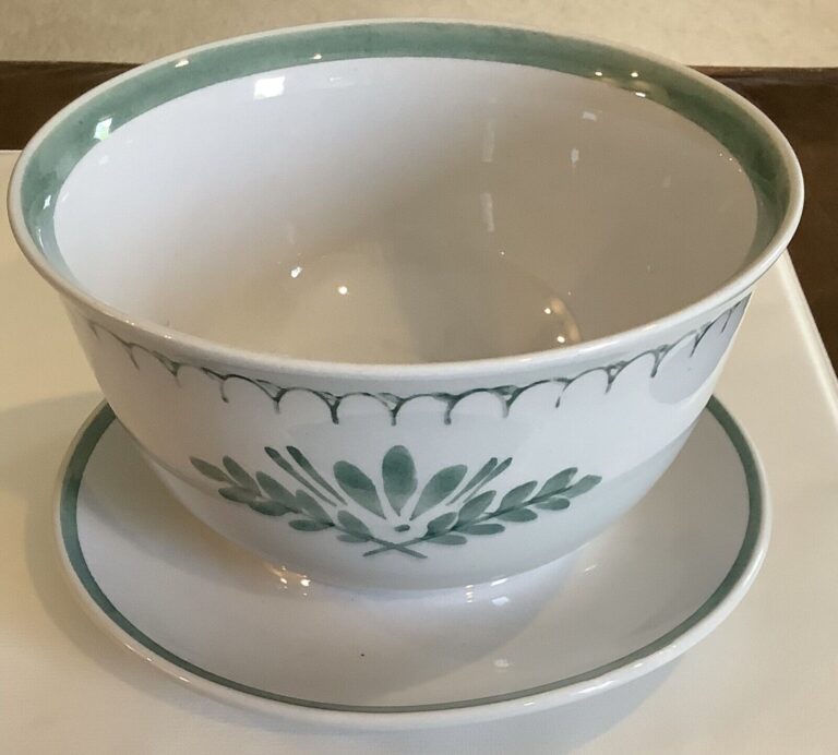 Read more about the article ARABIA FINLAND GREEN THISTLE  GRAVY BOAT ATTACHED Underplate(113ia)