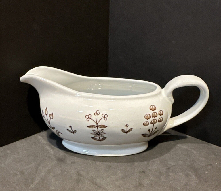 Read more about the article Arabia Finland Tapestry Blueberry –Brown/white  gravy boat/creamer