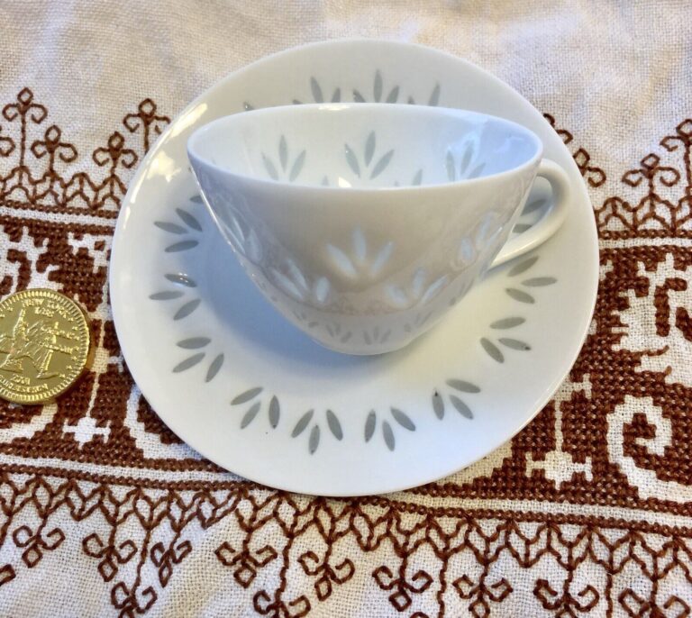 Read more about the article Arabia Finland Porcelain Rice Grain Small Cup and Saucer White Demie Tasse Vintage