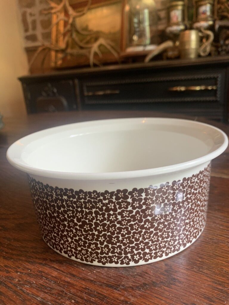 Read more about the article HTF Minty Arabia Finland Brown Faenza Vegetable Casserole DIsh Bowl