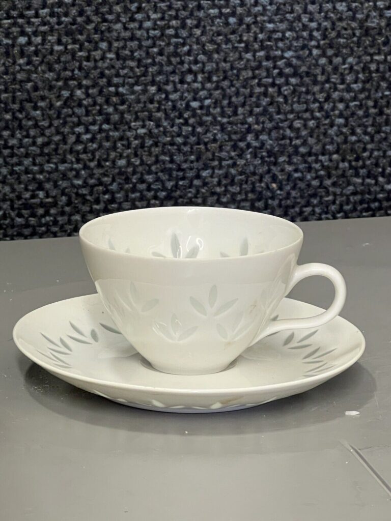 Read more about the article Arabia Finland Friedl Holzer Kjellberg Demitasse Cup Saucer RICE Grain