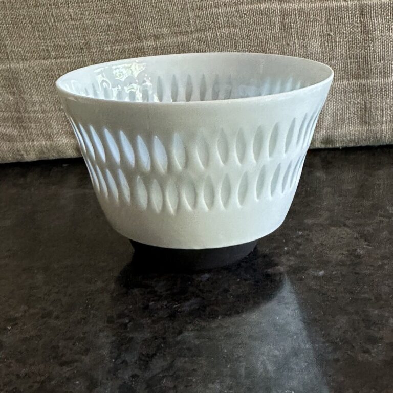 Read more about the article Vtg Rare Arabia Finland Friedl Holzer Kjellberg Porcelain Rice Pattern Bowl 2.5”