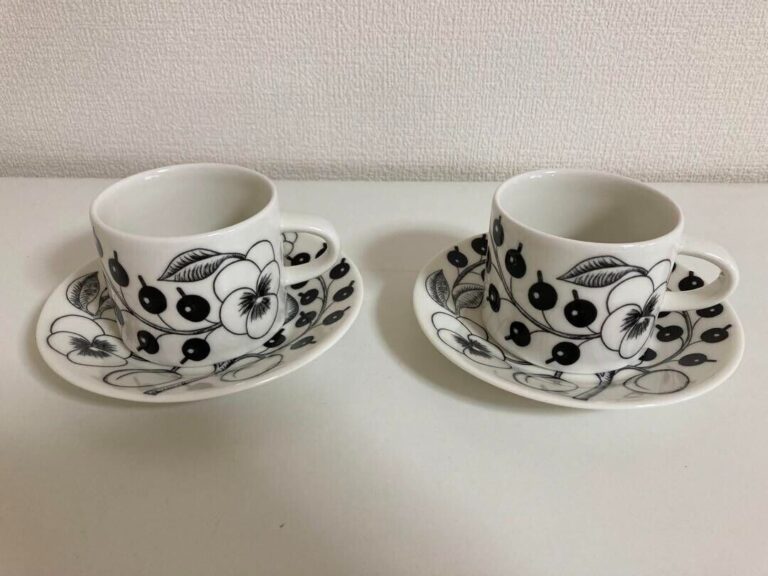 Read more about the article Arabia Paratiisi Black Cup Saucer Pair Set