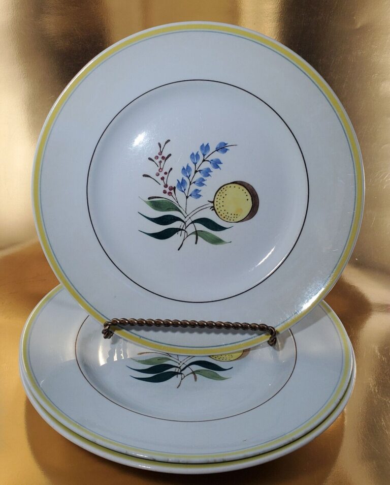 Read more about the article 3 Vintage 60s Arabia of Finland WINDFLOWER Dinner Plates  Very Good Condition!