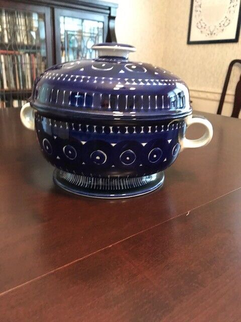 Read more about the article Arabia  “Finland Valencia” Large Lidded Tureen Deep Blue and White