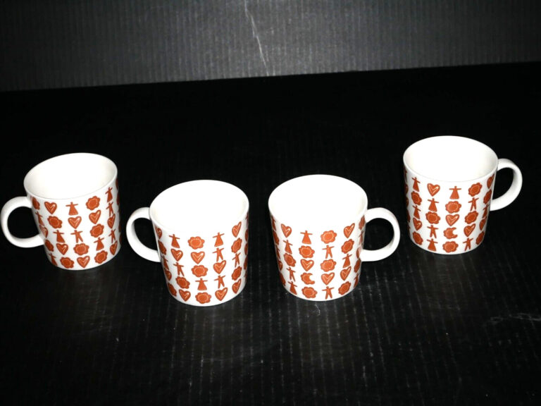 Read more about the article Arabia Finland Gingerbread Boy Girl Flower Heart Mugs  Scandinavian RARE (4)