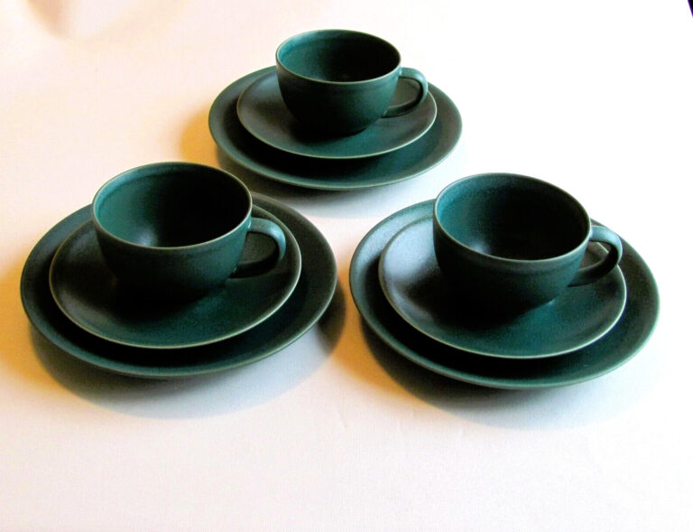 Read more about the article Vintage Arabia Finland 24h Set of 3 Green Coffee cups  saucers and cake plates