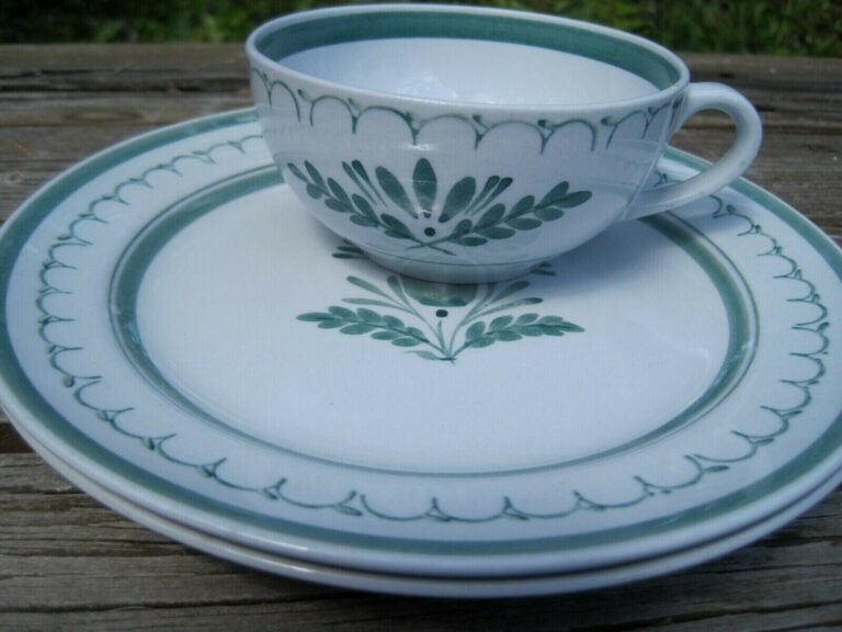 Read more about the article Arabia Finland Green Thistle 2 Salad Plates Tea Cup Hand Painted Flower Vintage