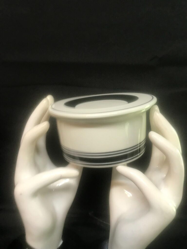 Read more about the article Arabia of Finland Faenza Black Sugar Bowl with Lid  (excellent condition)