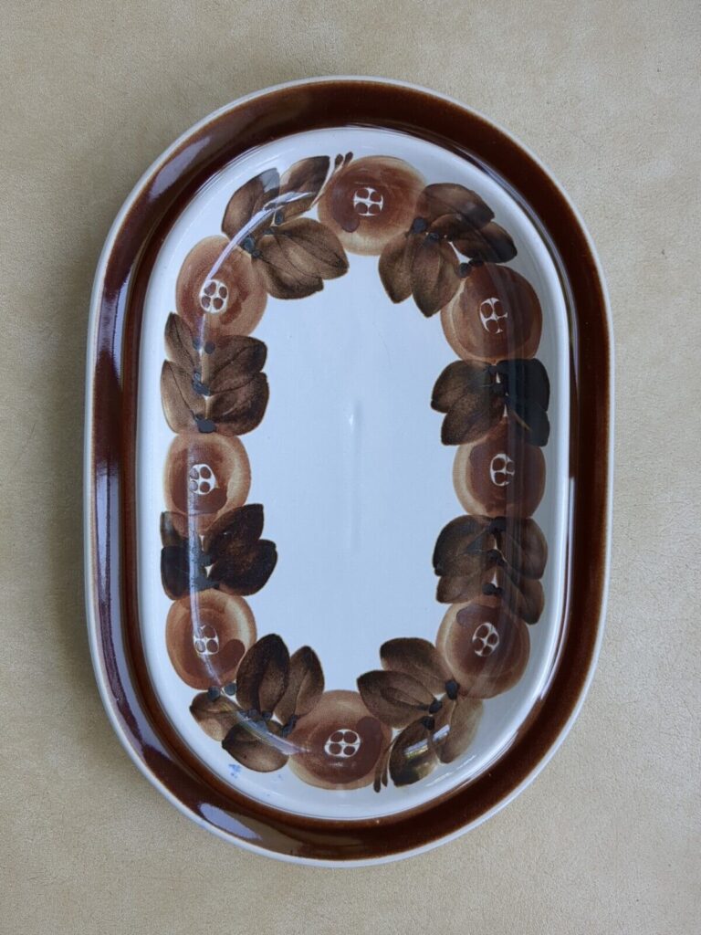 Read more about the article Arabia of Finland Rosmarin Brown Oval Serving Platter Signed Floral 14″ Vintage