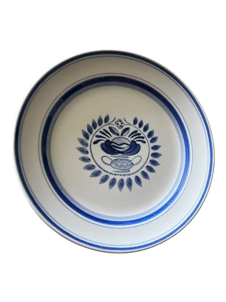 Read more about the article Arabia Blue Rose 7-5/8″ Salad Plate Hand Painted Finland Excel. Used Condition