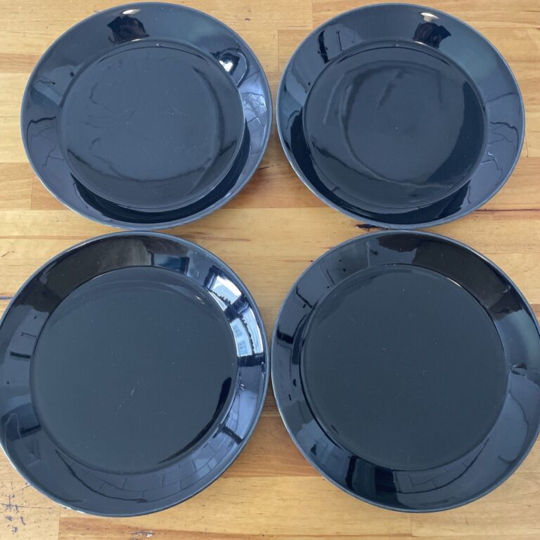 Read more about the article Set of 4 Vintage Arabia of Finland Teema Black Salad Plates 7 5/8″