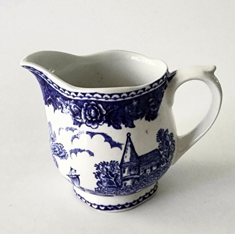 Read more about the article Vintage Arabia Ceramic Creamer Landscape Blue Finland