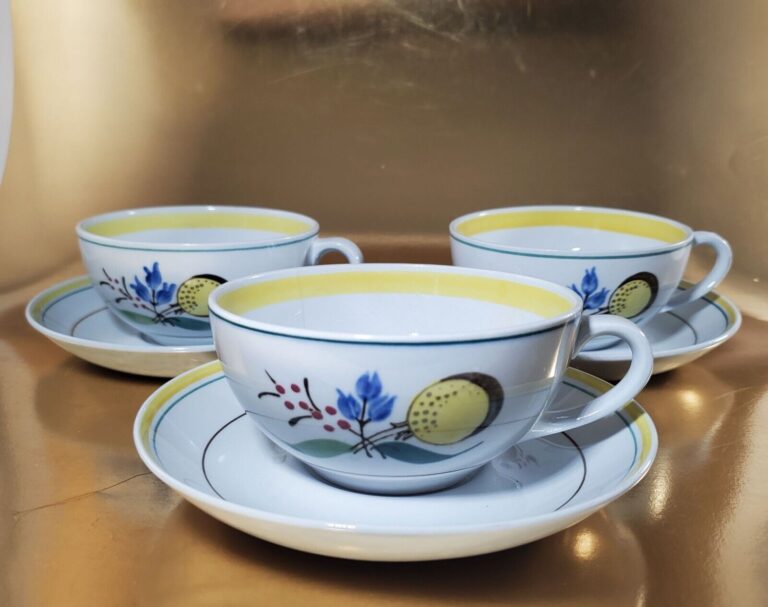 Read more about the article 3 Vtg 60s Arabia of Finland WINDFLOWER Cups and Saucers  plus 1 extra cup  Nice!