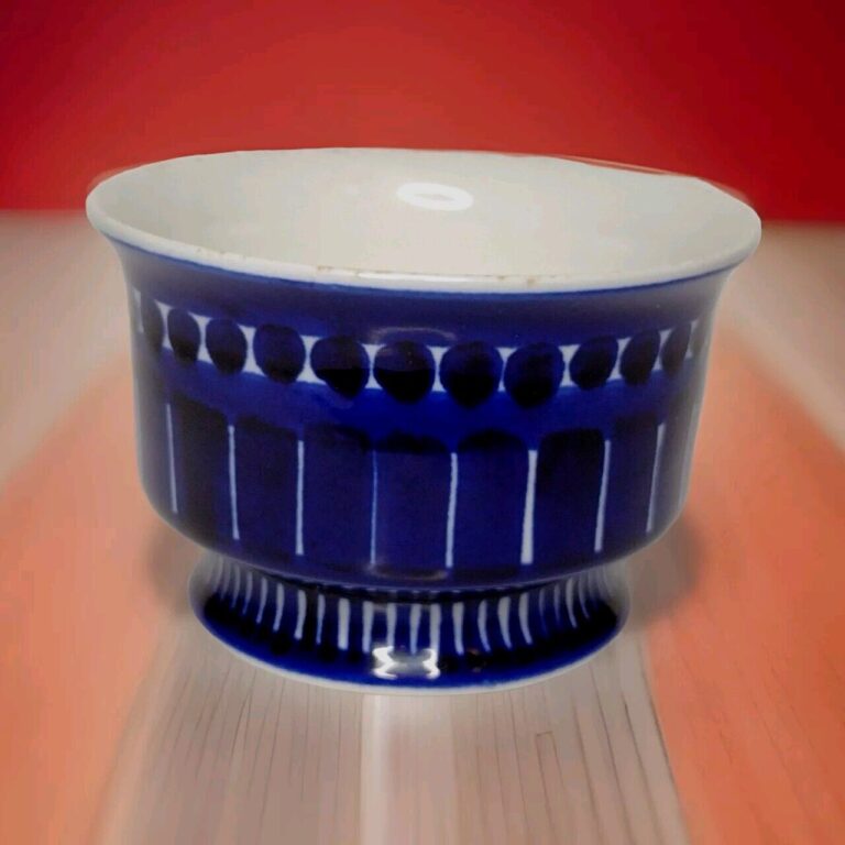 Read more about the article Vintage Arabia Finland Valencia Blue Sugar Bowl