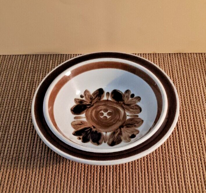 Read more about the article Arabia Finland   Rosmarin  One Flower Breakfast Bowl  Ulla Procope  1960s.