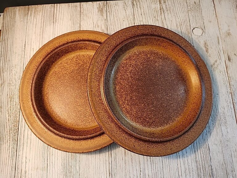 Read more about the article Arabia Of Finland RUSKA PATTERN Salad Plates Dark Brown MCM Set of 2