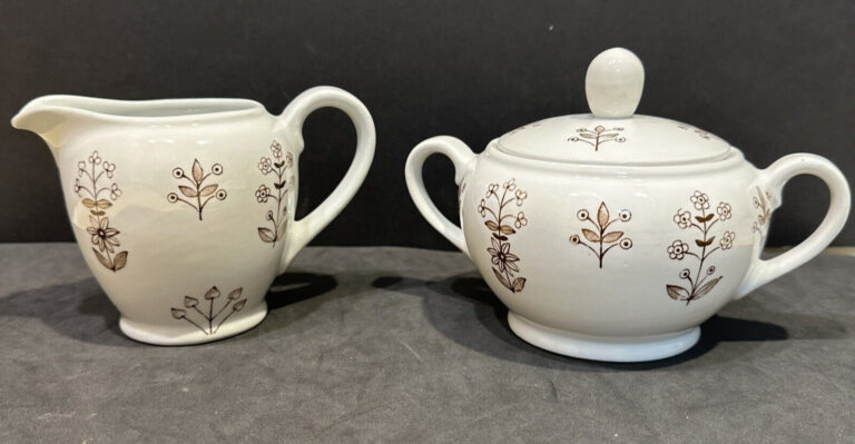 Read more about the article Arabia Finland Tapestry Blueberry Brown/White Sugar Creamer