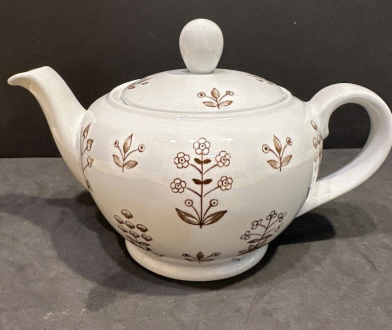 Read more about the article Arabia Finland Tapestry Blueberry Brown/white. Tea Pot w/lid