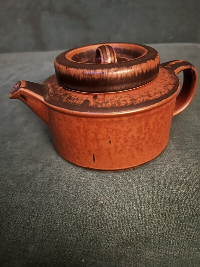 Read more about the article Vintage 6-74 ARABIA RUSKA Glazed Brown TEA POT w/ Diffuser 4.5″H x 9.5″L