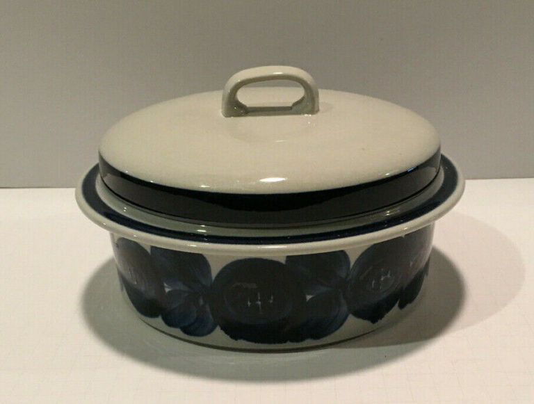 Read more about the article Arabia Finland Anemone 1.75 qt round 9″ Covered Casserole