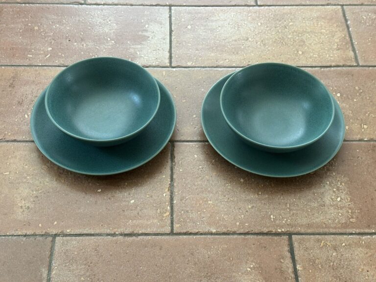 Read more about the article Vintage Arabia 24h Matte Green 2 Plates and 2 Bowls Heikki Orvola Finland Design