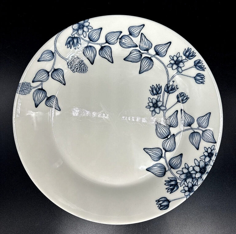 Read more about the article Arabia Finland Winter Star Runo Heini Riitahuhta Bowl 10.25″ Blue EUC