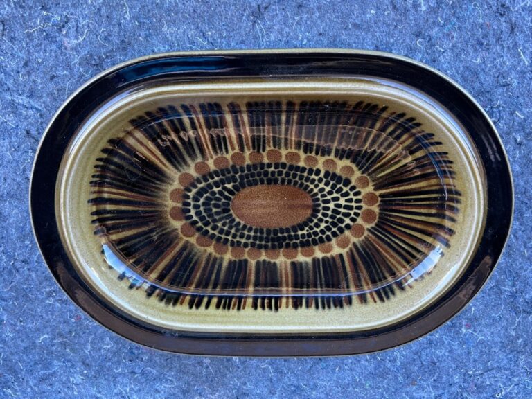 Read more about the article VINTAGE 1966 ARABIA KOSMOS POTTERY 14″ SERVING PLATE MADE IN FINLAND