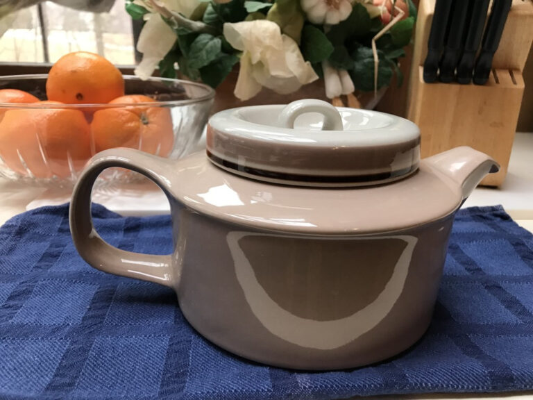 Read more about the article Arabia Finland Koralli – Teapot and Strainer – Excellent condition