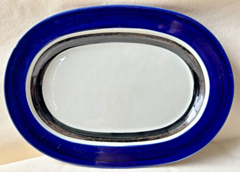 Read more about the article ARABIA OF FINLAND SAARA 13″x9″ OVAL SERVING PLATTER DARK BLUE and BROWN BANDS EUC