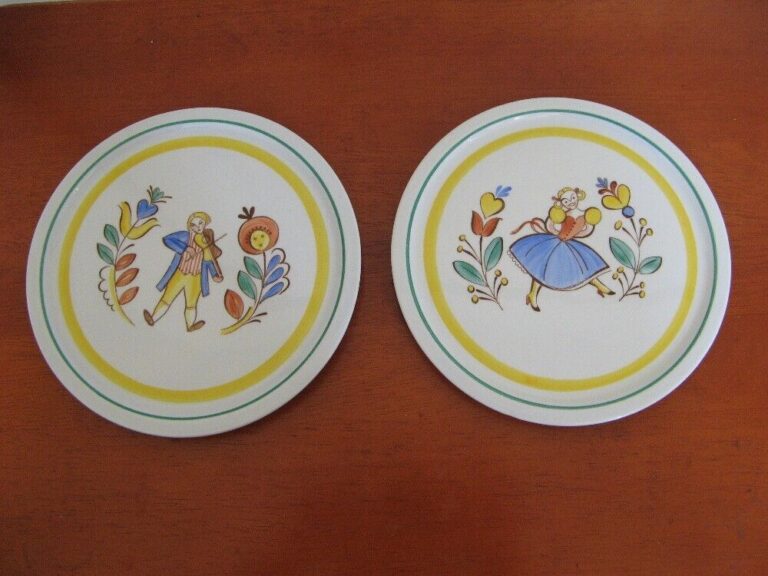 Read more about the article 2 Arabia Finland Kasinmaalattu Wall Plates 6″ Nice Colors!