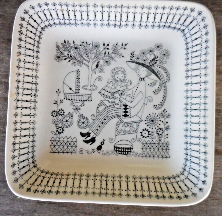 Read more about the article Arabia Finland Emilia Mother and Child 5″ Pin Trinket Tray Dish