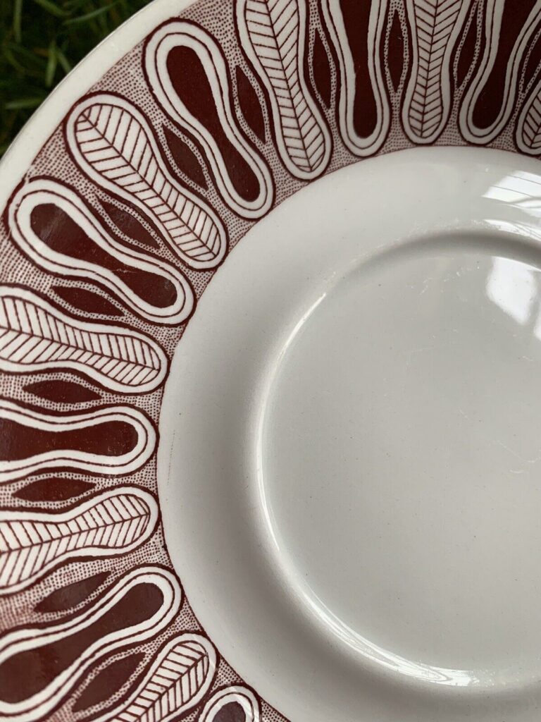 Read more about the article Vintage Rare Arabia Finland Cacao Saucer Maroon Lahja Raija Uosikkinen  1960’s