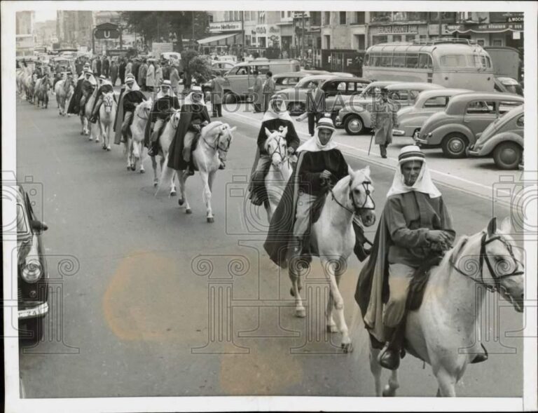 Read more about the article 1955 Press Photo Arabian-clad horsemen in parade along Furfurstendam in Berlin